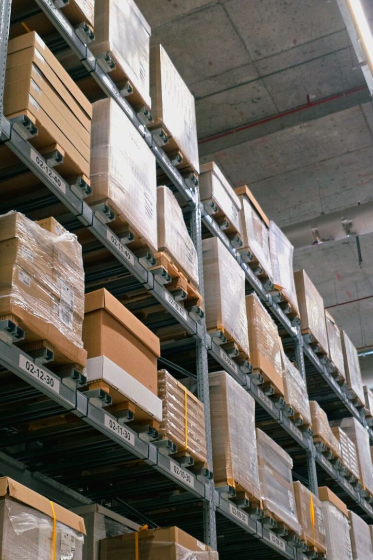 Estanterías de almacén con cajas organizadas por fecha de entrada, ejemplo de rotación de stock con el método PEPS